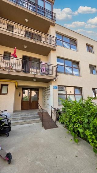 Apartament cu 3 camere decomandat în Dobroești