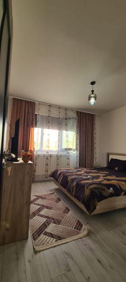 Apartament cu 3 camere decomandat, mobilat în Piața Centrală