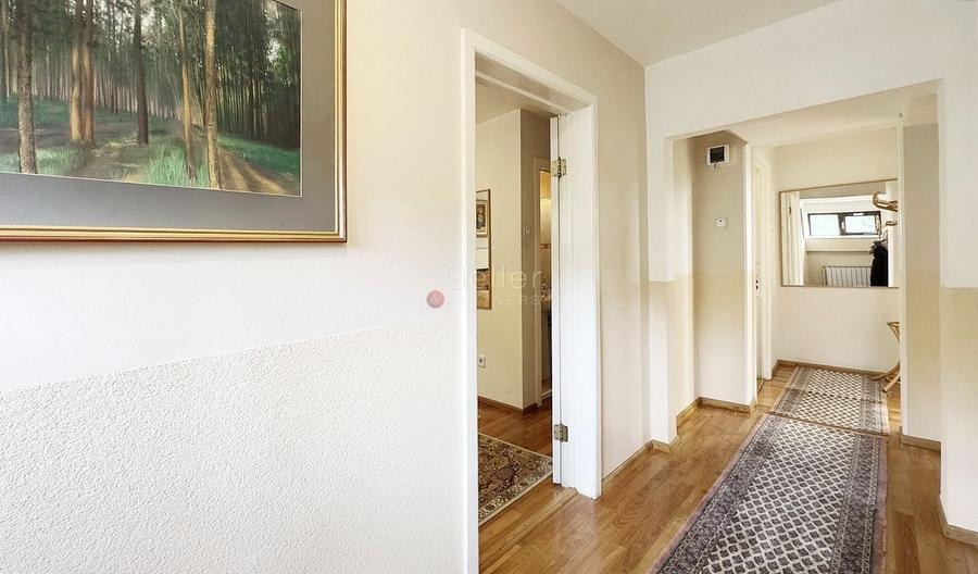 Apartament cu 4 camere decomandat, mobilat în Central