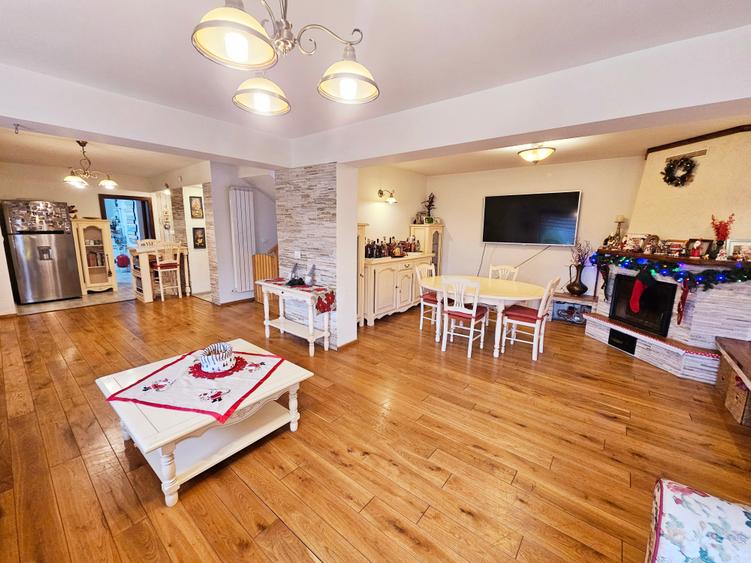 Casă cu 6 camere cu Teren 492 Mp în Bănești