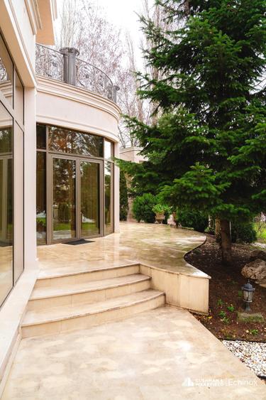 Casă individuală cu 12 camere cu Teren 2620 Mp în Floreasca