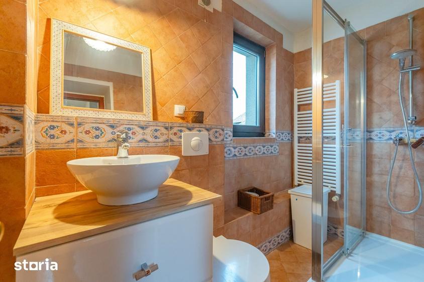 Casă cu 7 camere cu Teren 280 Mp în Central