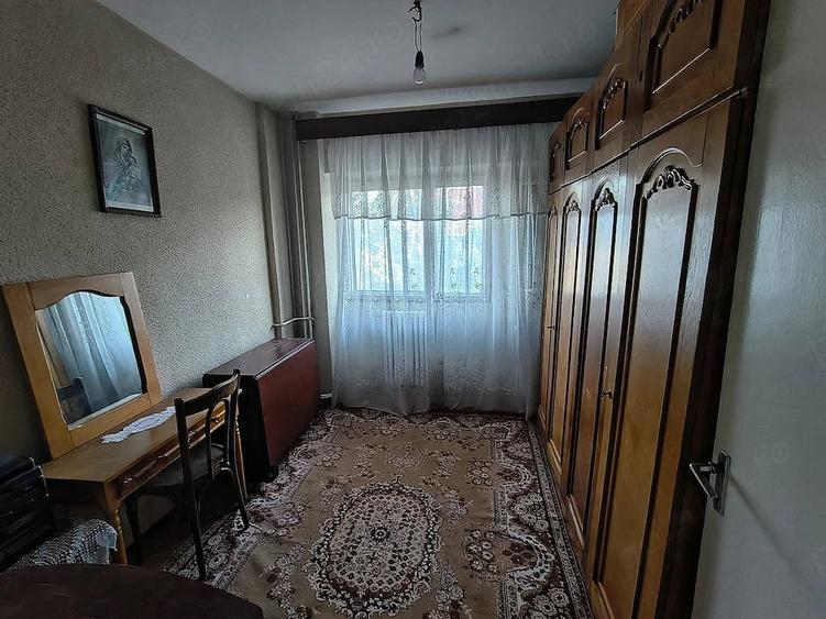 Apartament cu 3 camere decomandat în Pod