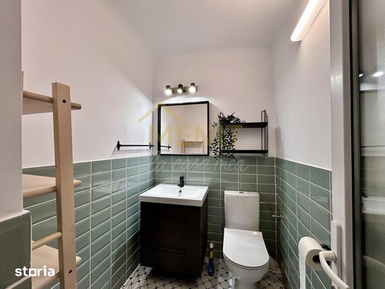 Casă cu 9 camere semidecomandat cu Teren 438 Mp în Central