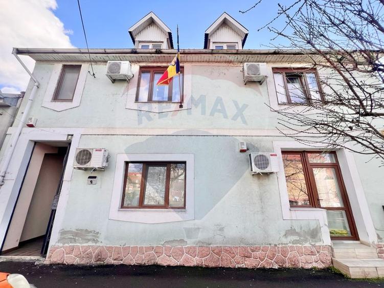 Casă cu 12 camere cu Teren 247 Mp în Decebal