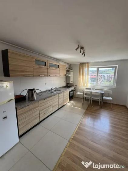 Apartament cu 3 camere semidecomandat în Florești