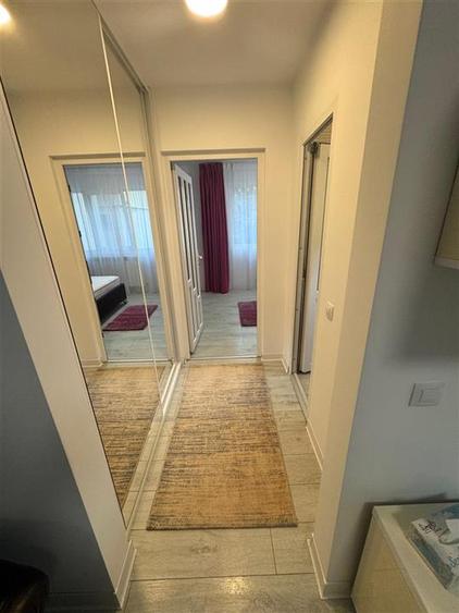 Apartament cu 3 camere semidecomandat, mobilat în Central