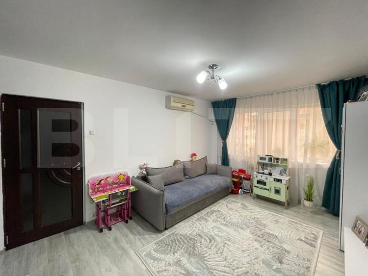 Apartament cu 3 camere semidecomandat, mobilat în Craiovița Nouă