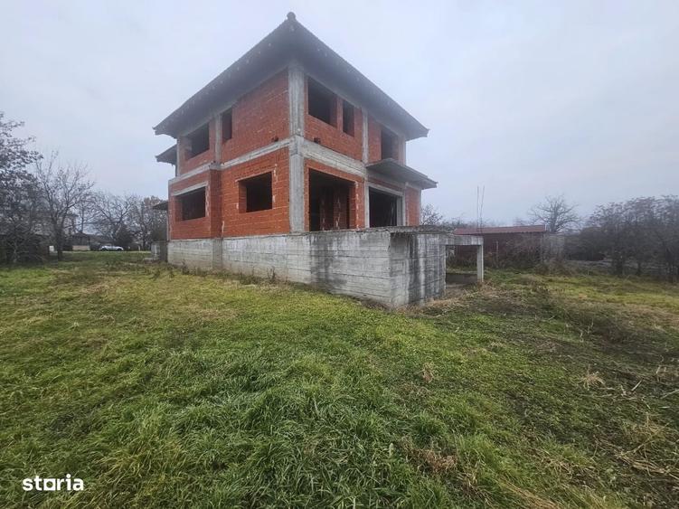 Casă cu 3 camere în Roșiori