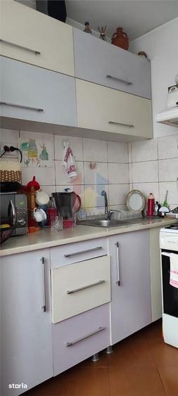 Apartament cu 3 camere, mobilat în Școlilor