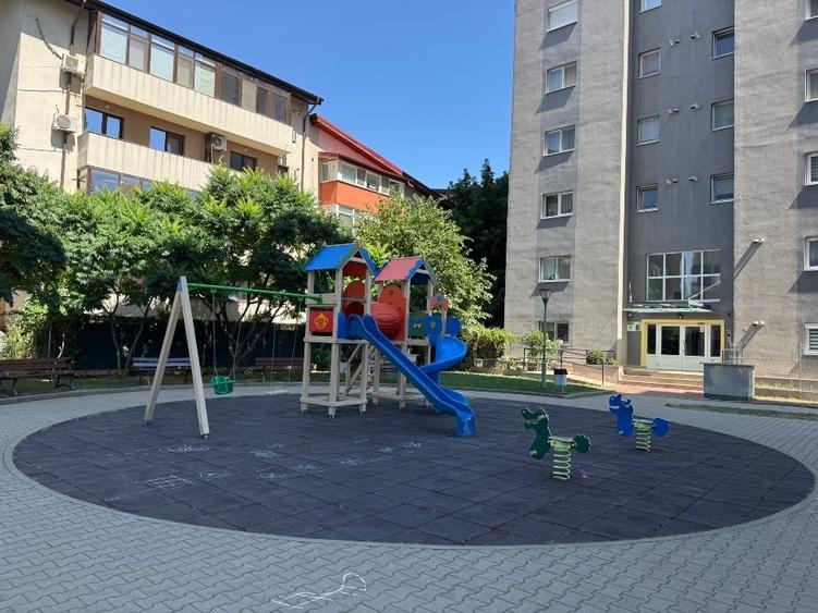 Apartament cu 3 camere semidecomandat, mobilat în Titan