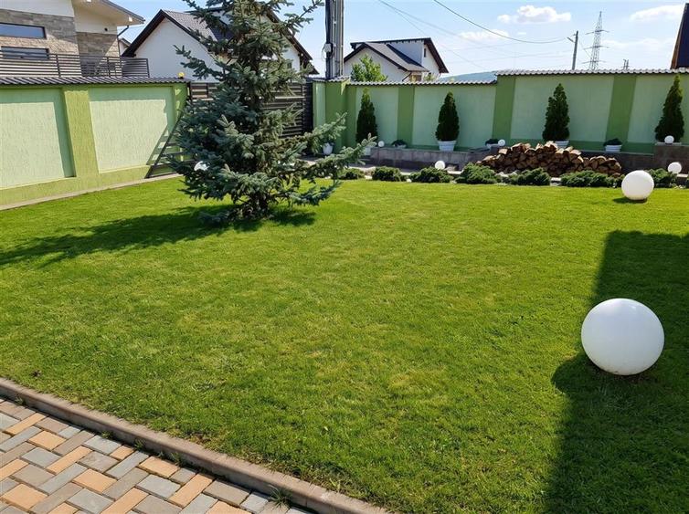Casă individuală cu 7 camere cu Teren 700 Mp în Sud-Vest