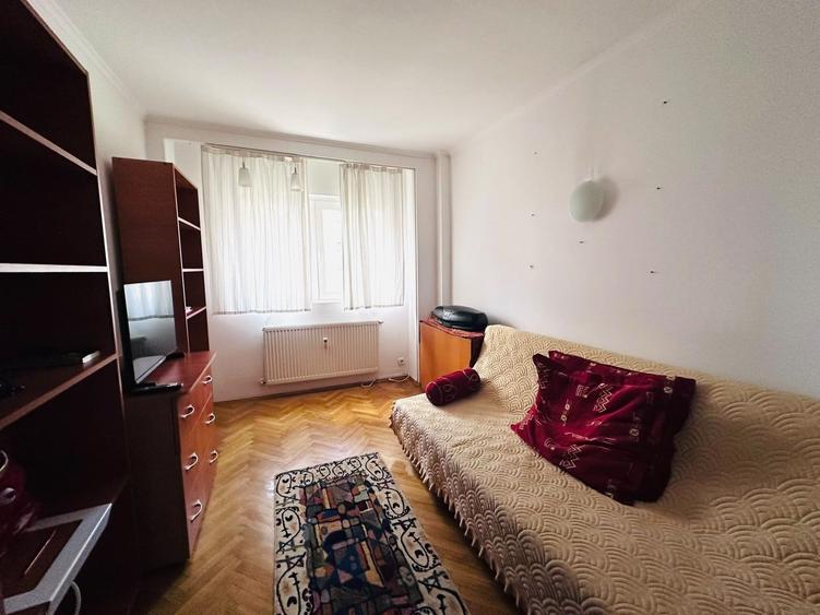 Apartament cu 3 camere semidecomandat în Moșilor