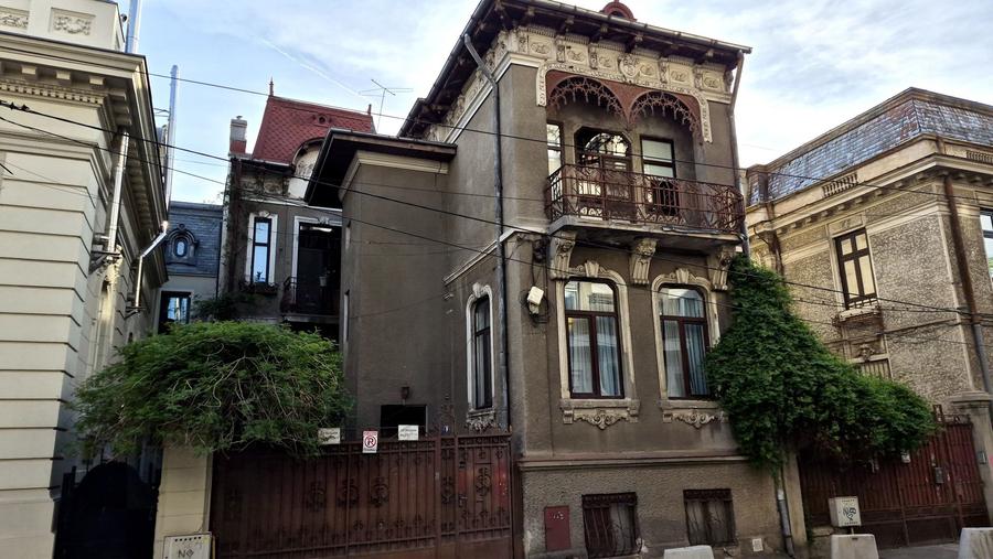 Casă individuală cu 8 camere cu Canalizare în Armeneasca