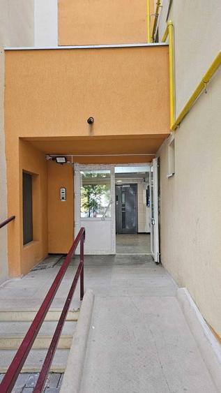 Apartament cu 3 camere semidecomandat în Câmpia Libertății