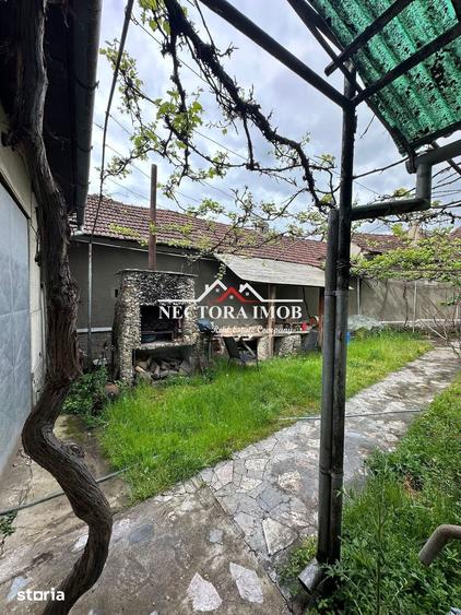 Casă cu 5 camere cu Teren 2300 Mp în Pocola