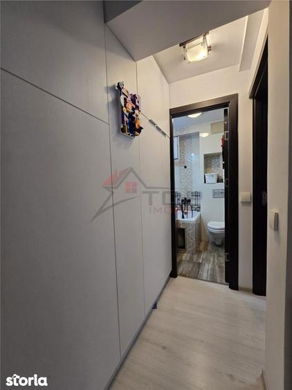 Apartament cu 3 camere semidecomandat în Podu Roș