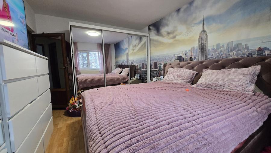 Apartament cu 3 camere decomandat în Micro 5