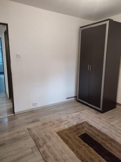 Apartament cu 3 camere decomandat în Micro IV
