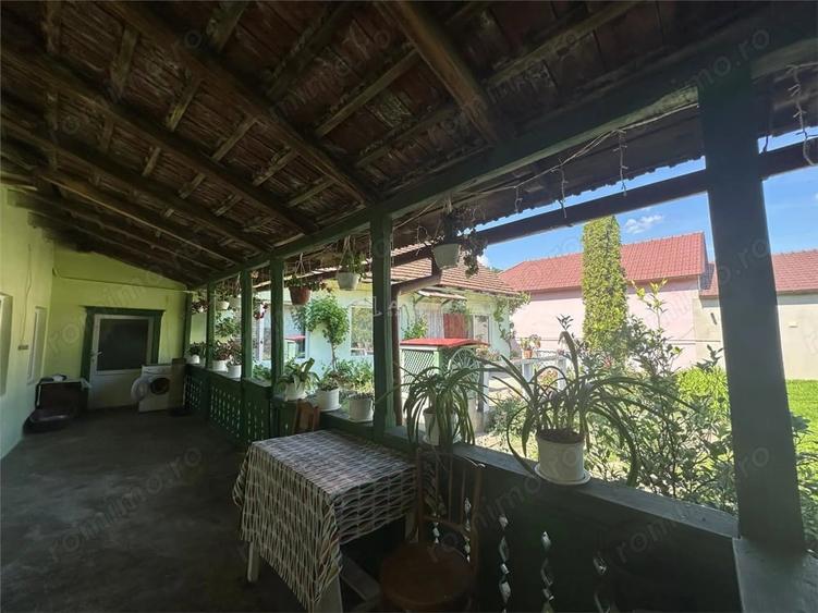 Casă cu 4 camere cu Teren 1000 Mp în Est