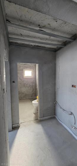 Apartament cu 3 camere semidecomandat în Petros