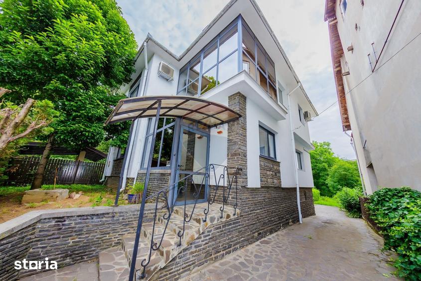Casă cu 5 camere cu Teren 660 Mp în Central