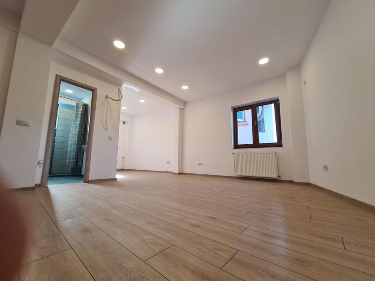 Casă individuală cu 18 camere cu Canalizare în Calea Călărașilor