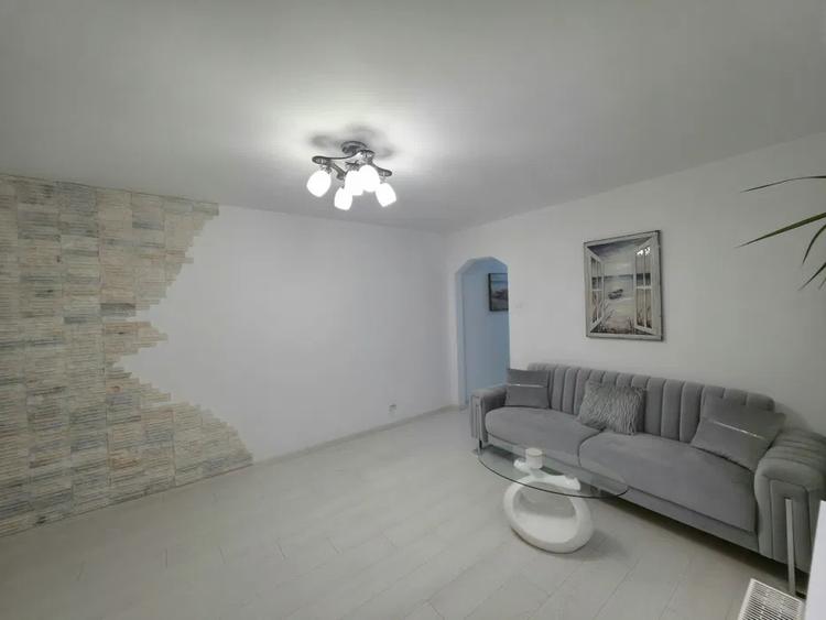 Apartament cu 3 camere semidecomandat în Gorjului
