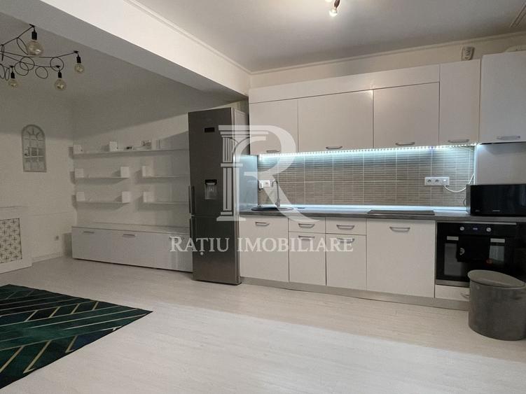 Apartament cu 3 camere semidecomandat, mobilat în Spitalul Județean