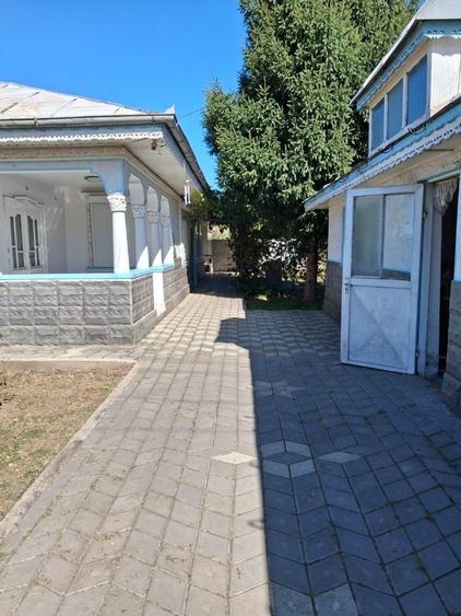 Casă cu 4 camere în Piscu