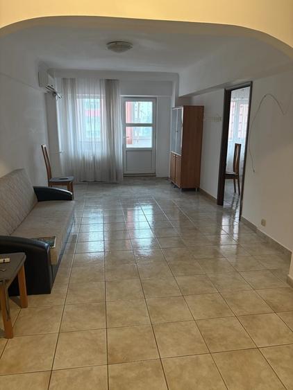 Apartament cu 3 camere decomandat în Olteniței