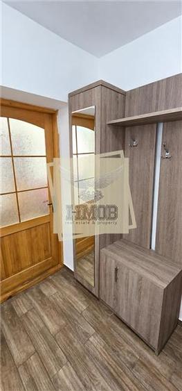 Apartament cu 3 camere semidecomandat, mobilat în Calea Poplăcii