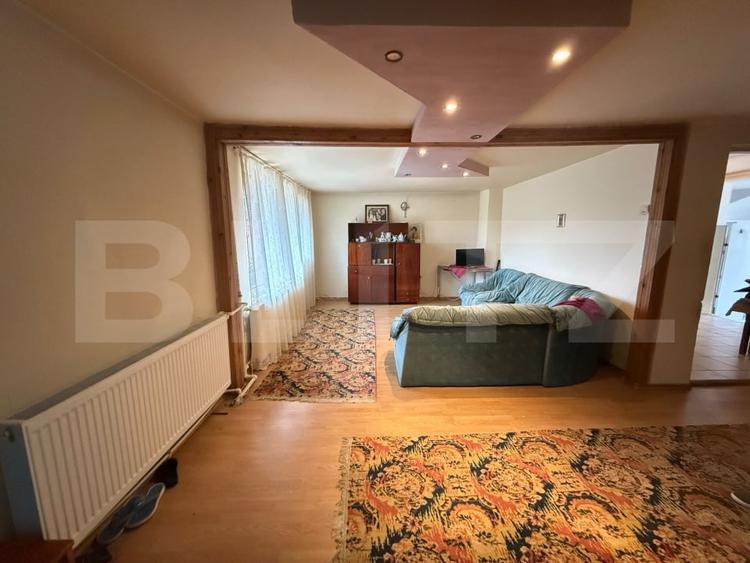 Casă individuală cu 5 camere cu Teren 2300 Mp în Exterior Vest