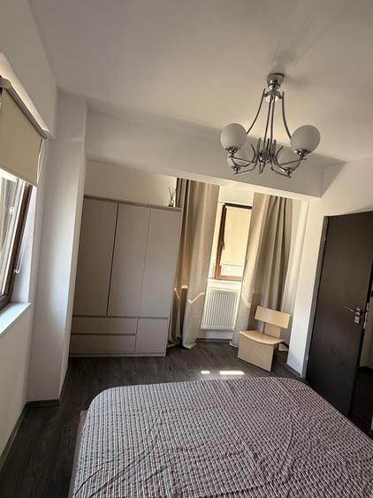 Apartament cu 3 camere semidecomandat în Dămăroaia