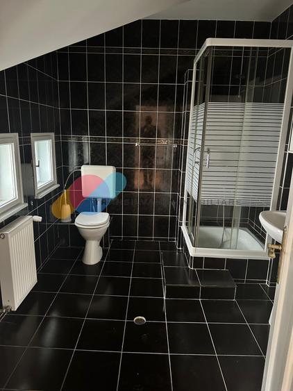 Casă individuală cu 7 camere cu Canalizare în Zorilor