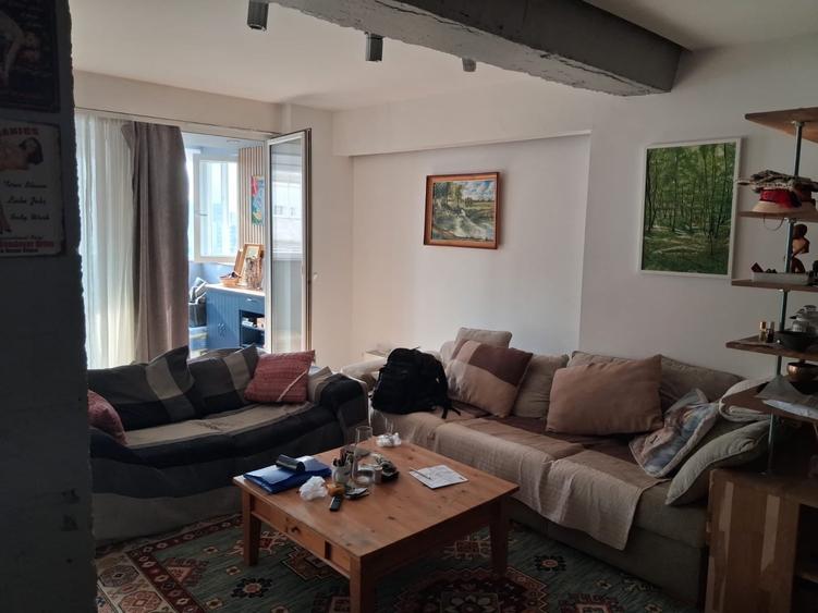 Apartament cu 3 camere semidecomandat, mobilat în Central