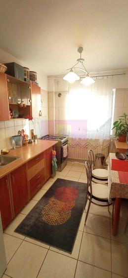 Apartament cu 3 camere decomandat în Tei