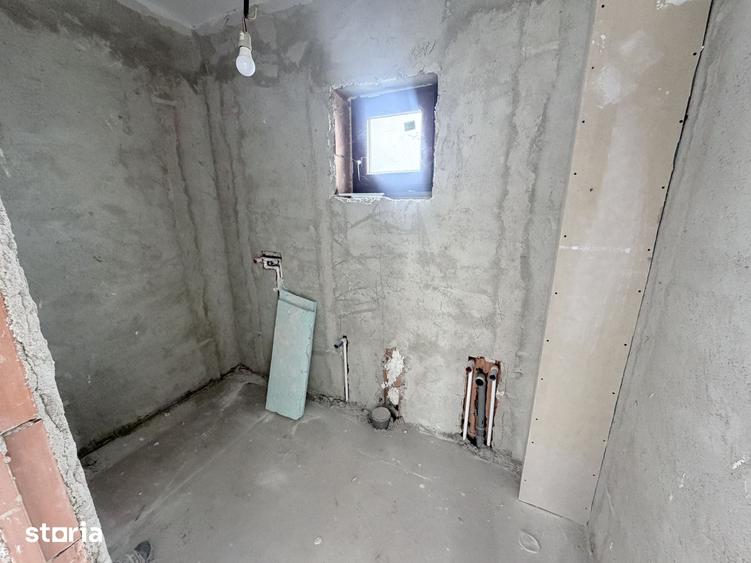 Casă cu 5 camere cu Teren 492 Mp în Glina