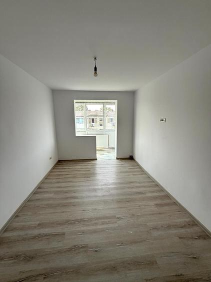 Persoana fizica Apartament 3 camere - 1
