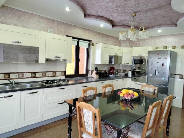Casă cu 5 camere cu Teren 1200 Mp în Central