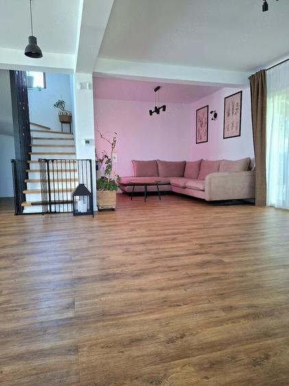 Casă cu Teren 425 Mp în Săbăreni