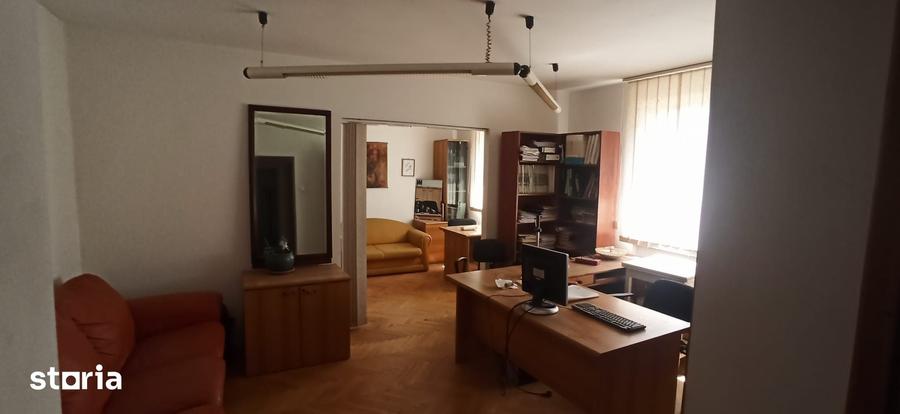 Apartament cu 3 camere semidecomandat în Central