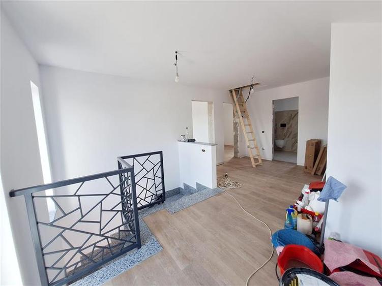 Casă cu 4 camere cu Teren 430 Mp în 9 Mai