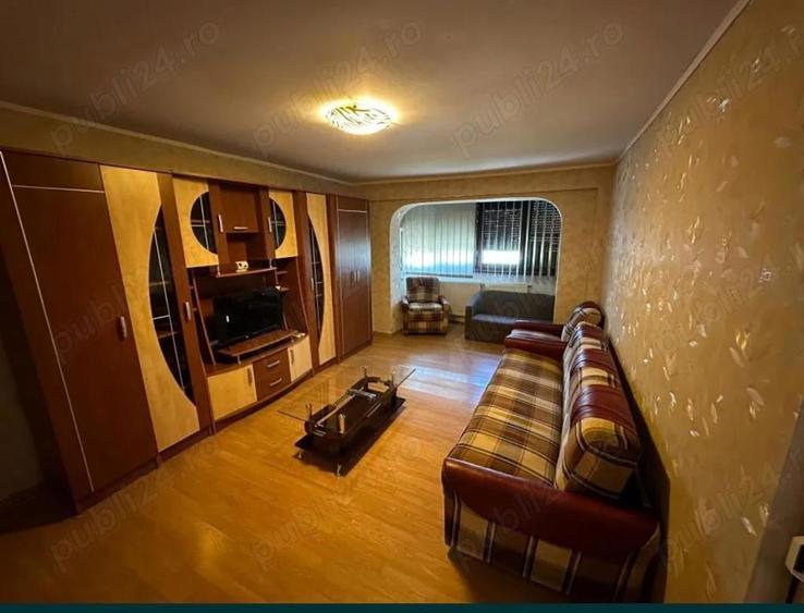 Apartament cu 3 camere decomandat în Școlilor