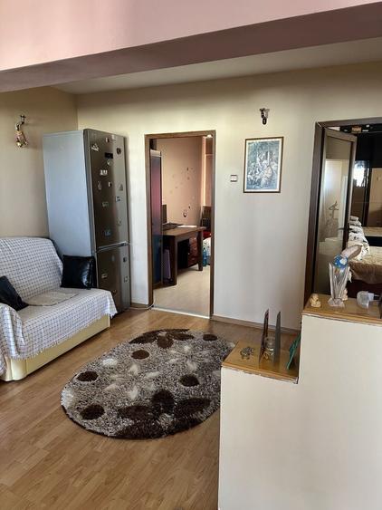 Apartament cu 3 camere decomandat în Viziru 3