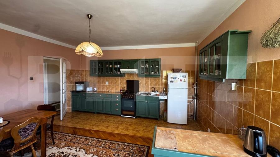 Casă individuală cu 8 camere cu Canalizare în Central