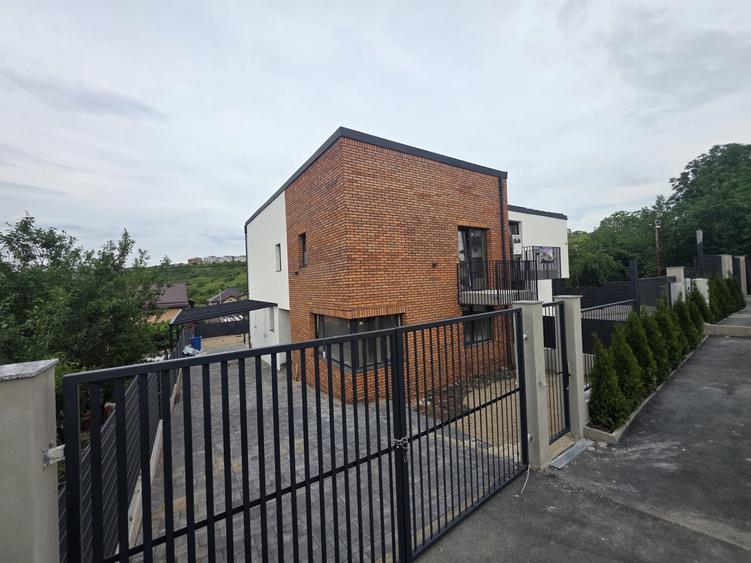 Duplex cu 6 camere cu Canalizare în Dezmir