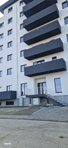 Apartament cu 3 camere decomandat în Calea București