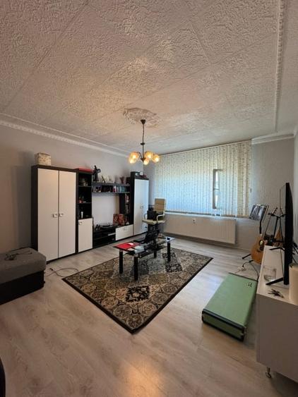 Apartament cu 3 camere decomandat, mobilat în Sebastian