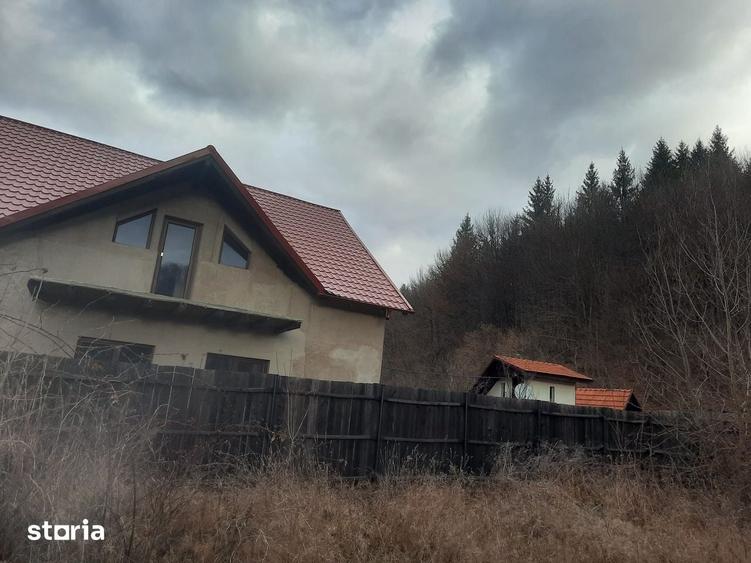 Casă cu 4 camere cu Teren 1000 Mp în Oituz